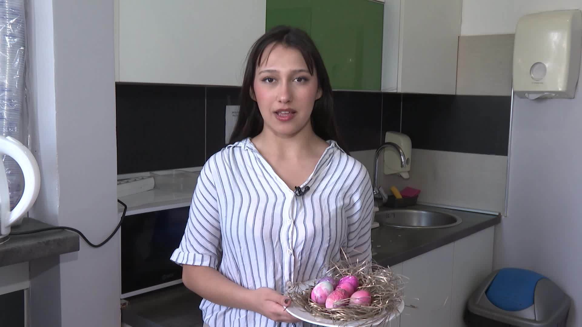 Two simple techniques for colorful Easter egg dyeing