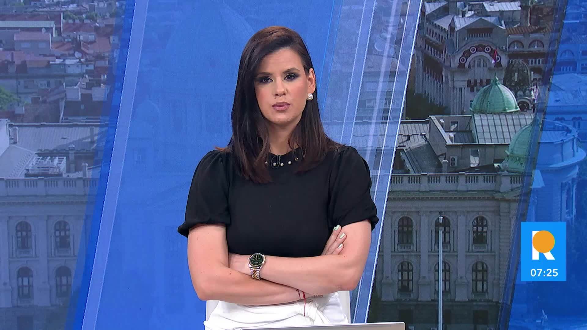 МОТОЦИКЛИСТ ПЫТАЛСЯ ИЗБЕЖАТЬ СТОЛКНОВЕНИЯ: Мотоцикл после падения сбил двух пешеходов на тротуаре