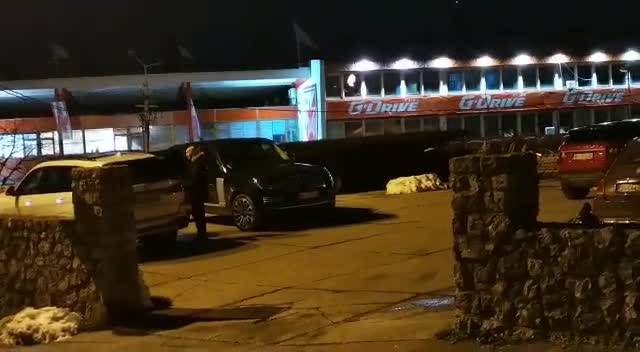CECINO OBEZBEĐENJE ISPRED VILE: Evo šta su na slavu radili čuvari pevačice! | Adriamedia TV