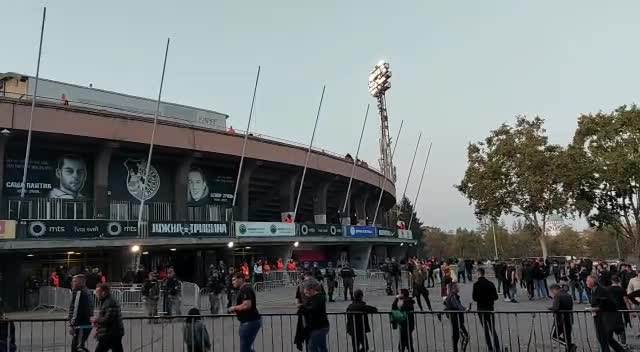 Navijači Partizana se okupljaju ispred južne tribine | Adriamedia TV