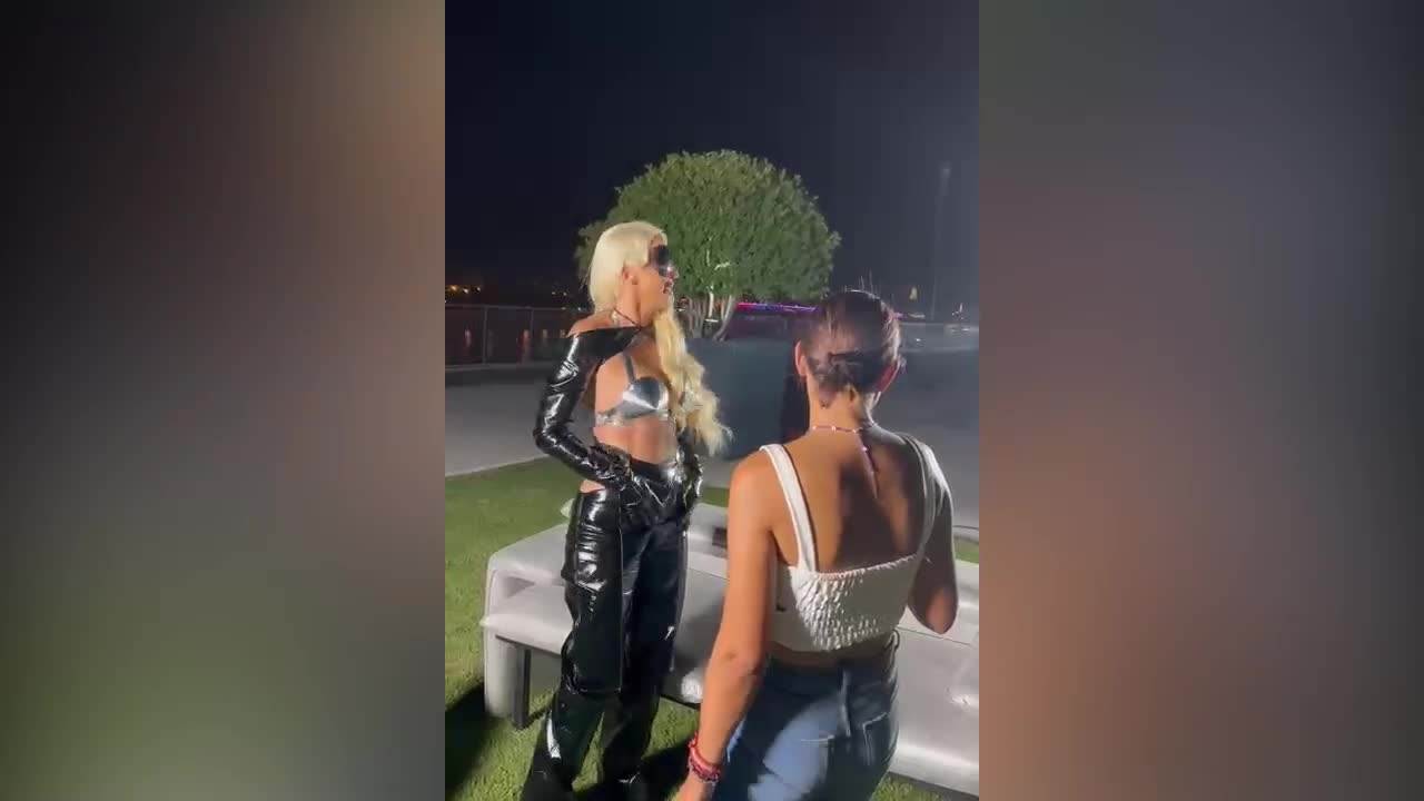 Jelena Karleuša Pozira Ispred Kule Beograd | Adriamedia TV