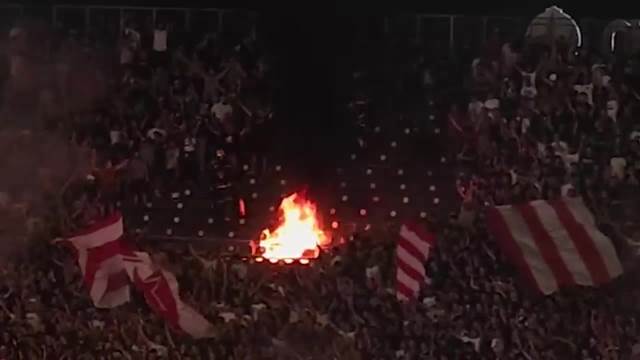 Navijači Zvezde zapalili stolice na severnoj tribini.jpeg Navijači Zvezde zapalili stolice na severnoj tribini.jpeg