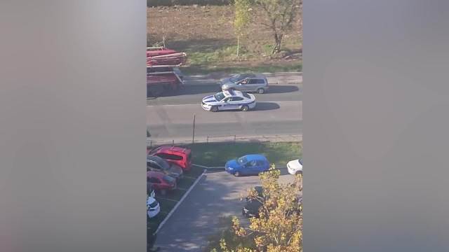 2 Autom uleteo među ulične prodavce na Banjici 