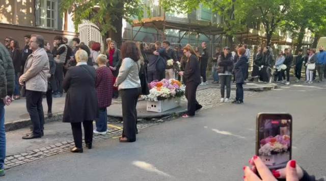 Okupljeni ispred OŠ Vladislav Ribnikar odaju poštu nastradaloj deci 