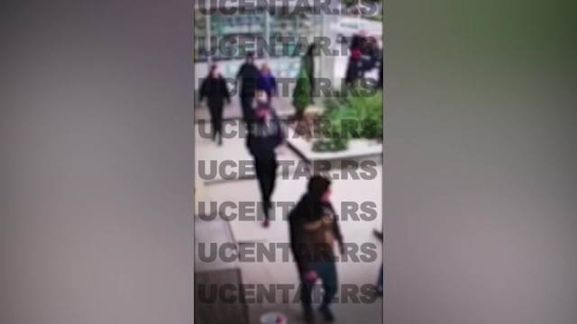 JOŠ JEDNA BRUTALNA TUČA U KRAGUJEVCU: Pogledajte kako grupa tinejdžera prebija mladića koji je krenuo u prodavnicu