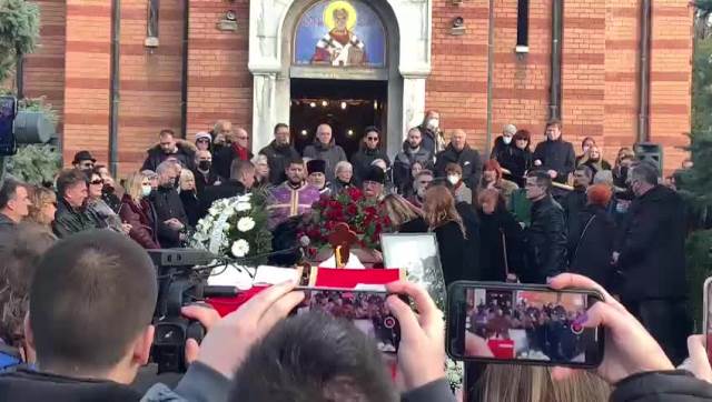 SAHRANA MERIME NJEGOMIR: Potresne scene na Novom groblju, najrođeniji CELIVAJU SANDUK, poslednje zbogom (VIDEO)
