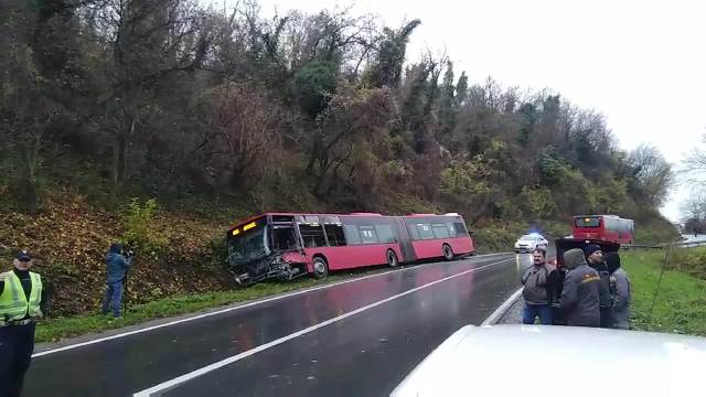 JEZIVA SCENA KOD UMKE: Gradski autobus pun putnika nakon saobraćajke SLETEO SA PUTA