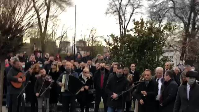 Sahranjen Milutin Mrkonjić uz pesmu o Čuburi koju je posvetio svojoj pokojnoj majci