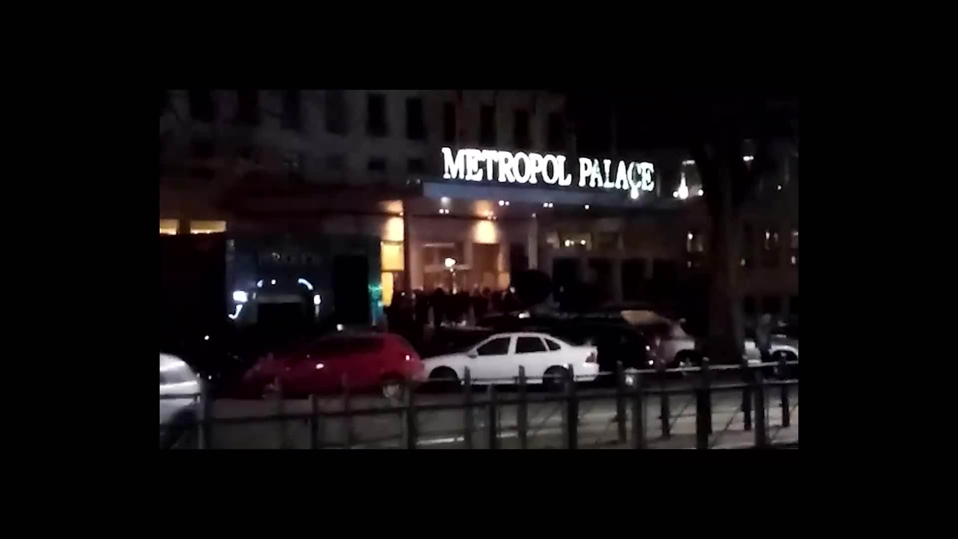 Žestoka tuča navijača ispred Metropola, VIDEO Ana Paunković/Kurir.rs