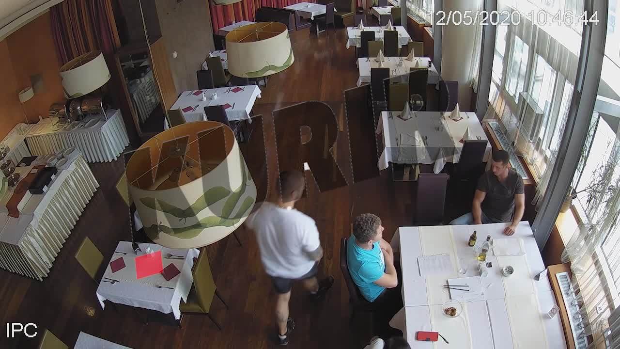 Marko Miljković, Dejan Tesić sa vlasnikom hotela na sastanku.jpeg